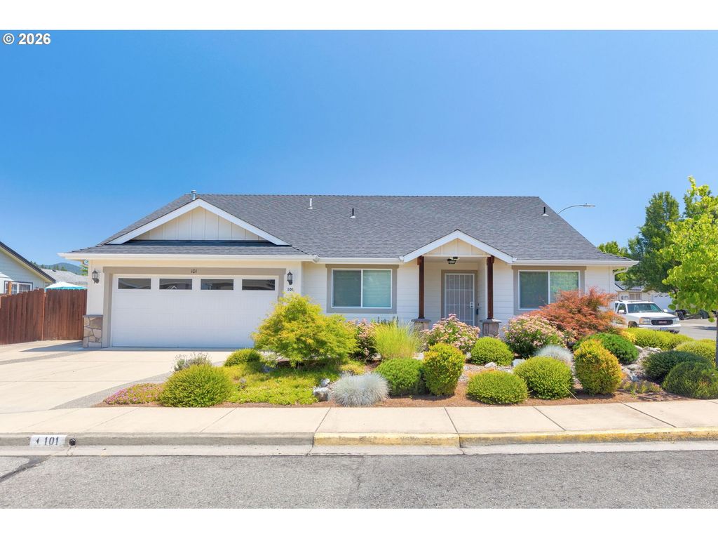 101 Se YORKTOWN Dr, Grants Pass, OR 97527