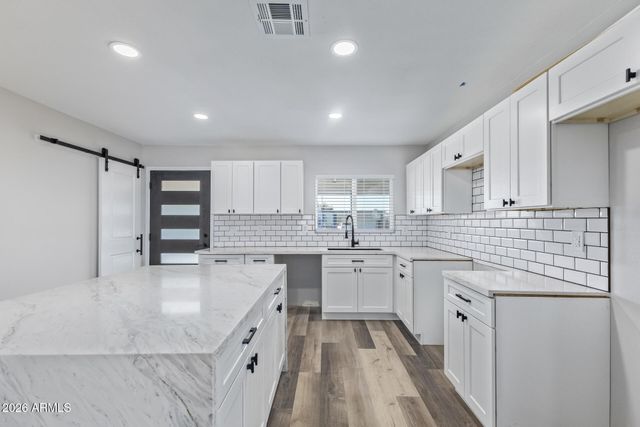 7922 W CLAYTON Drive, Phoenix, AZ 85033