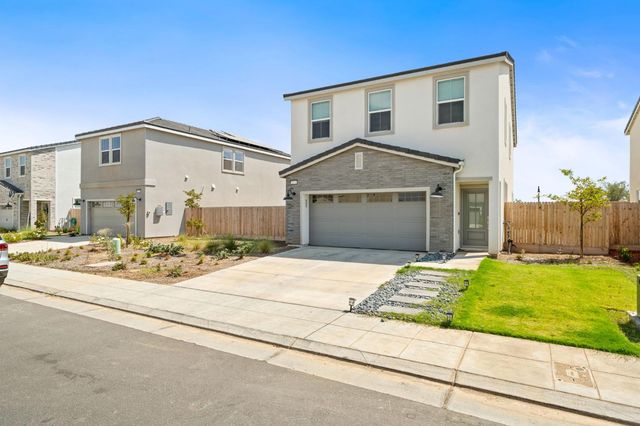 1174 Granite Drive W, Madera, CA 93636