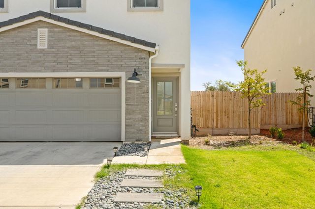 1174 Granite Drive W, Madera, CA 93636
