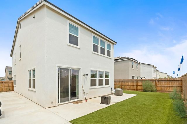 1174 Granite Drive W, Madera, CA 93636