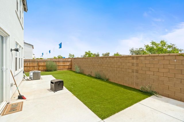 1174 Granite Drive W, Madera, CA 93636