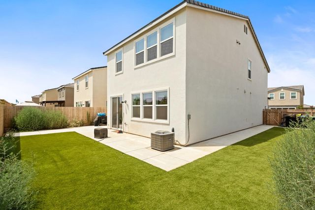 1174 Granite Drive W, Madera, CA 93636