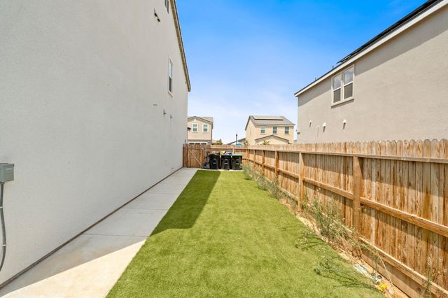 1174 Granite Drive W, Madera, CA 93636