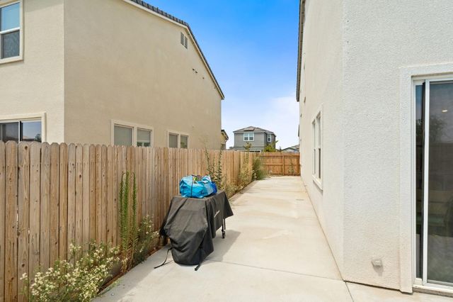 1174 Granite Drive W, Madera, CA 93636