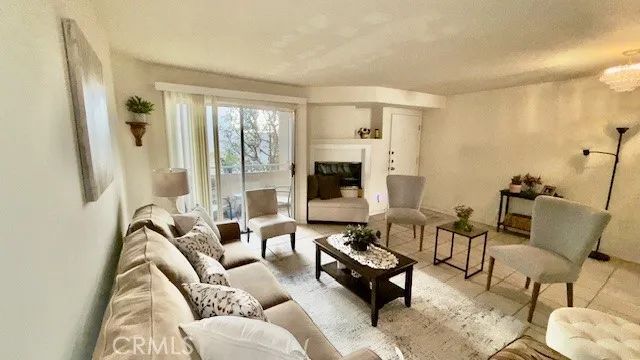 19400 Wyandotte 16, Reseda, CA 91335