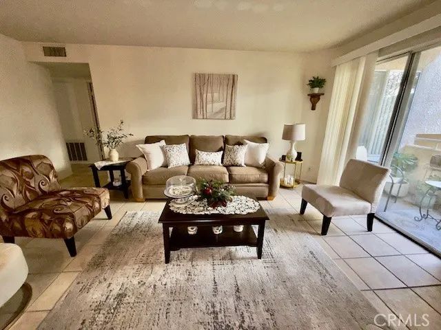 19400 Wyandotte 16, Reseda, CA 91335