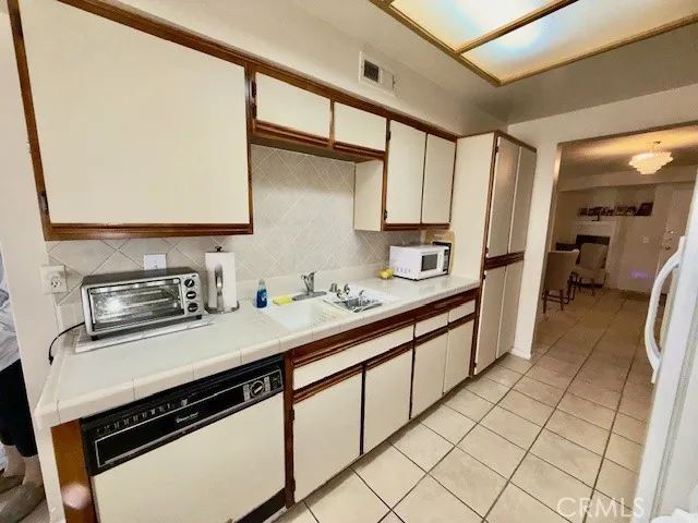 19400 Wyandotte 16, Reseda, CA 91335