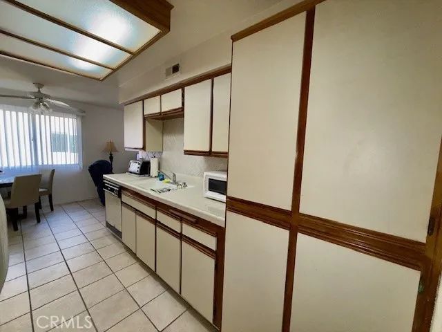 19400 Wyandotte 16, Reseda, CA 91335