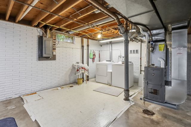 3715 Fairhaven Road, Davenport, IA 52807