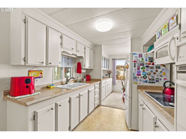 1800 LAKEWOOD Ct 127, Eugene, OR 97402