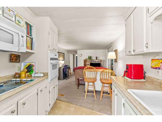 1800 LAKEWOOD Ct 127, Eugene, OR 97402