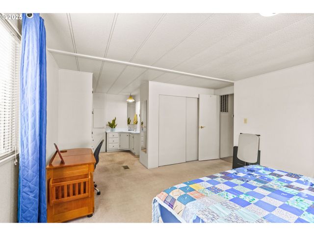 1800 LAKEWOOD Ct 127, Eugene, OR 97402