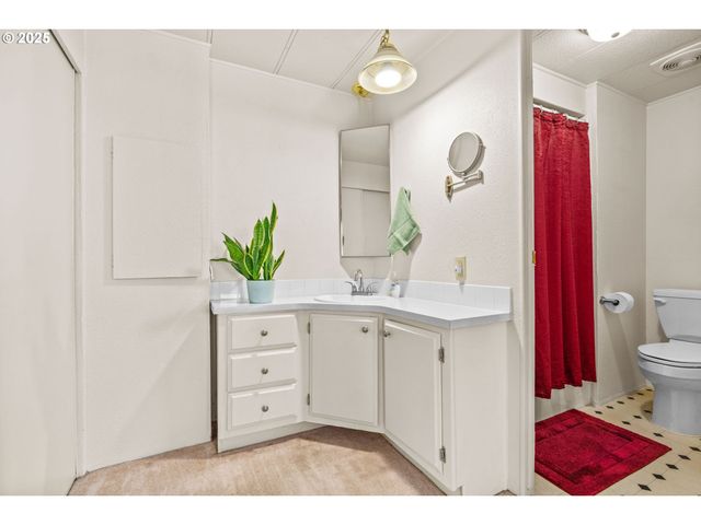 1800 LAKEWOOD Ct 127, Eugene, OR 97402