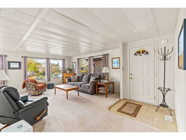 1800 LAKEWOOD Ct 127, Eugene, OR 97402