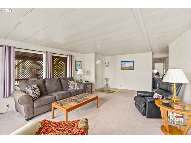 1800 LAKEWOOD Ct 127, Eugene, OR 97402