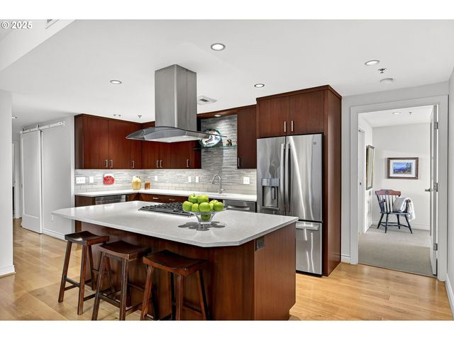 2448 Nw WESTOVER Rd E402, Portland, OR 97210