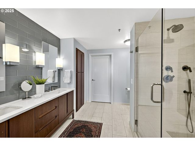 2448 Nw WESTOVER Rd E402, Portland, OR 97210