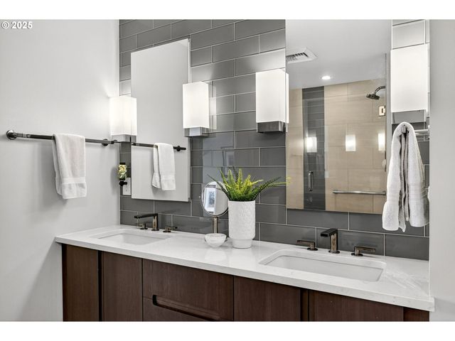 2448 Nw WESTOVER Rd E402, Portland, OR 97210