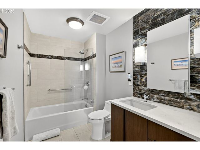 2448 Nw WESTOVER Rd E402, Portland, OR 97210