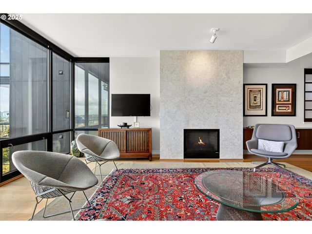 2448 Nw WESTOVER Rd E402, Portland, OR 97210