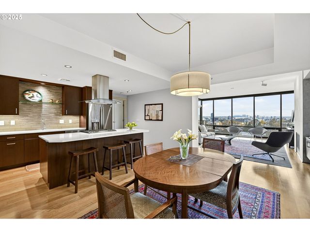 2448 Nw WESTOVER Rd E402, Portland, OR 97210