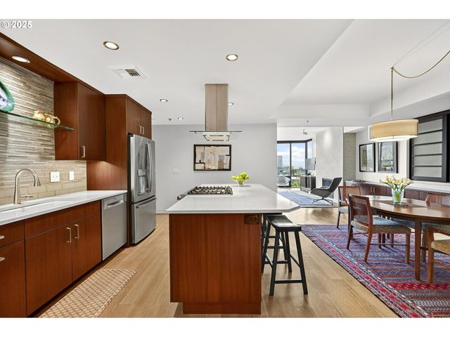 2448 Nw WESTOVER Rd E402, Portland, OR 97210