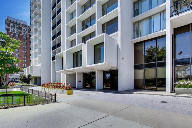 3200 N Lake Shore Drive 806, Chicago, IL 60657
