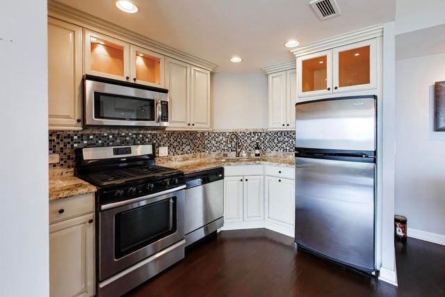 3200 N Lake Shore Drive 806, Chicago, IL 60657