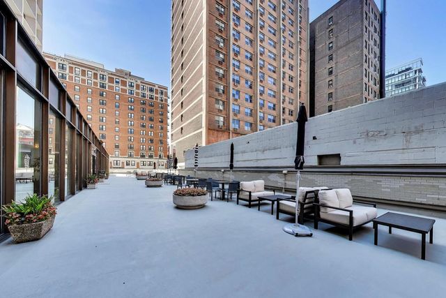3200 N Lake Shore Drive 806, Chicago, IL 60657
