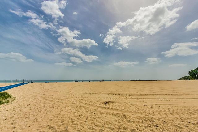 3200 N Lake Shore Drive 806, Chicago, IL 60657