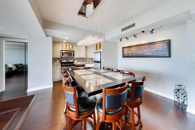 3200 N Lake Shore Drive 806, Chicago, IL 60657