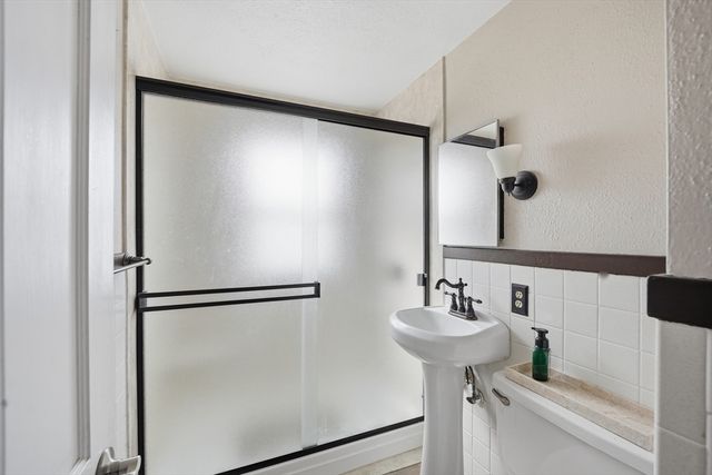 66 Thornton St, Springfield, MA 01104