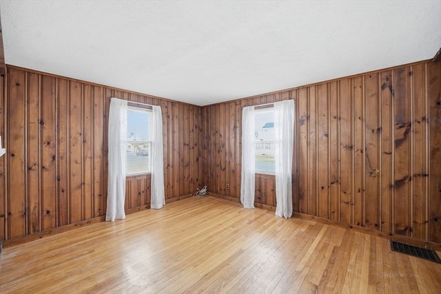 66 Thornton St, Springfield, MA 01104