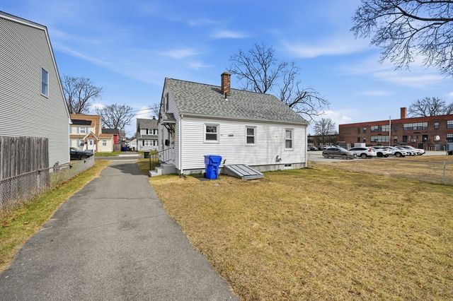 66 Thornton St, Springfield, MA 01104