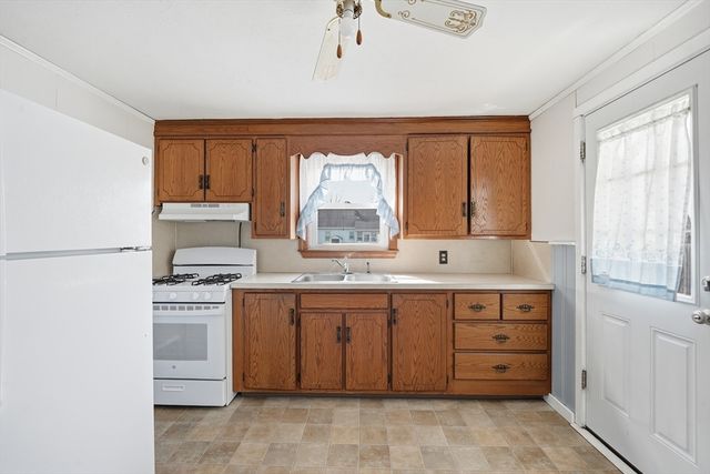 66 Thornton St, Springfield, MA 01104