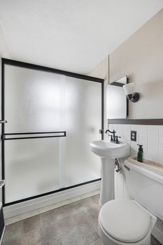 66 Thornton St, Springfield, MA 01104