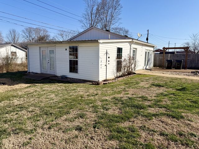 422 7th St, Lawrenceburg, TN 38464