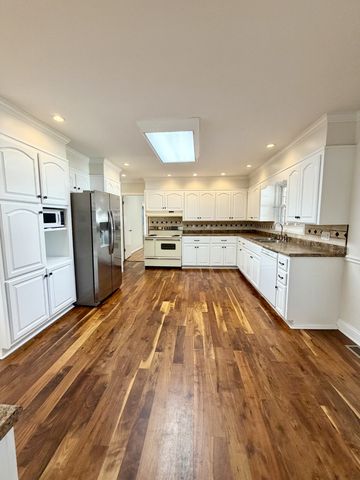 422 7th St, Lawrenceburg, TN 38464