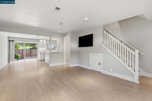 30 Miramonte Dr, Moraga, CA 94556