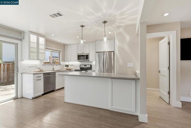 30 Miramonte Dr, Moraga, CA 94556