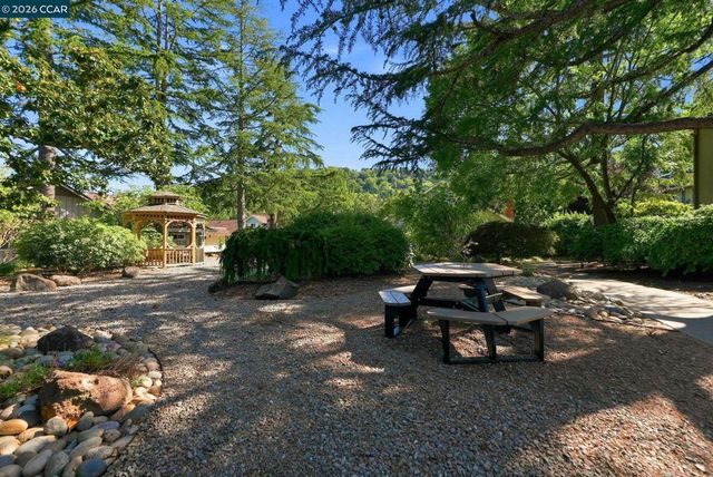 30 Miramonte Dr, Moraga, CA 94556