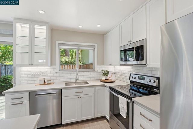 30 Miramonte Dr, Moraga, CA 94556