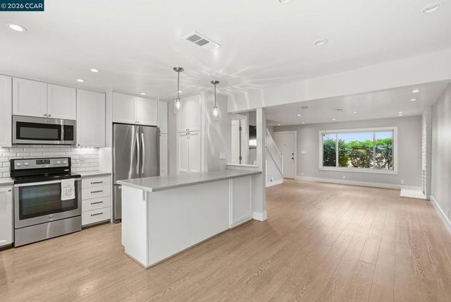 30 Miramonte Dr, Moraga, CA 94556