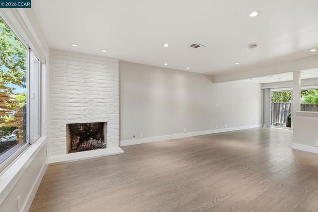 30 Miramonte Dr, Moraga, CA 94556