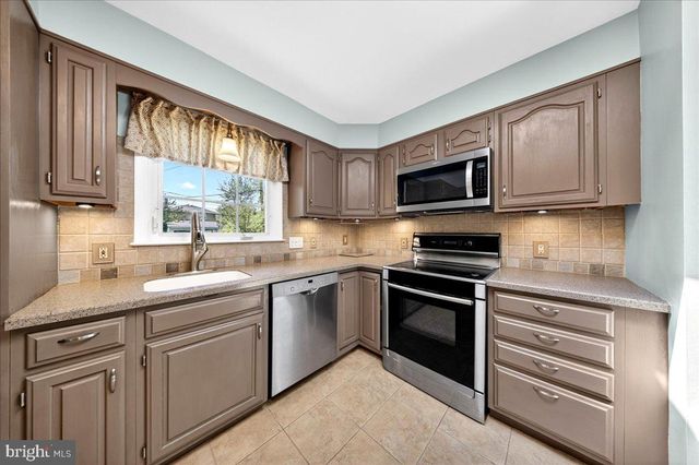 2410 LARCHWOOD RD, Wilmington, DE 19810