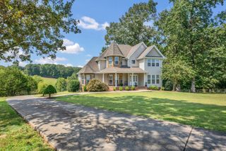 1004 Bradby Dr, Burns, TN 37029