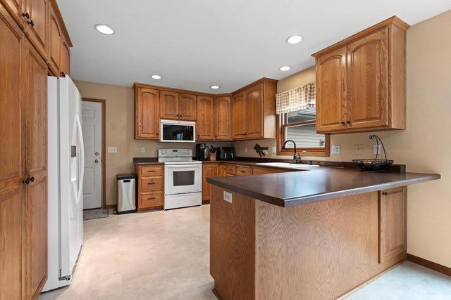 1890 WHITE WOLF LANE, Kaukauna, WI 54130