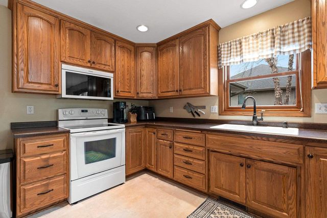 1890 WHITE WOLF LANE, Kaukauna, WI 54130