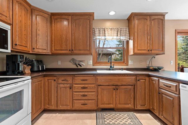 1890 WHITE WOLF LANE, Kaukauna, WI 54130
